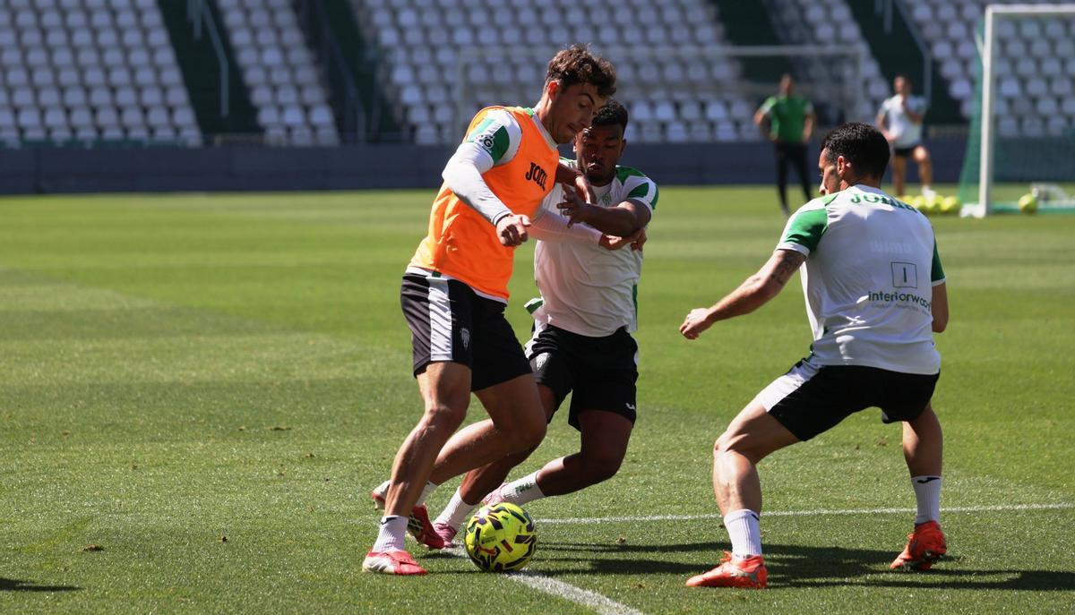 Goti pugna por la posesión del balón con Dalisson y Bri.