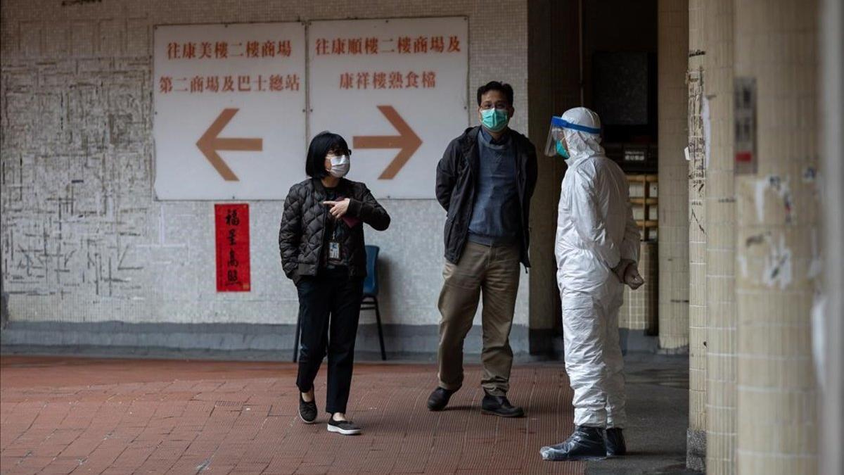 Ciudadanos protegidos con máscaras por riesgo al coronavirus en Hong Kong