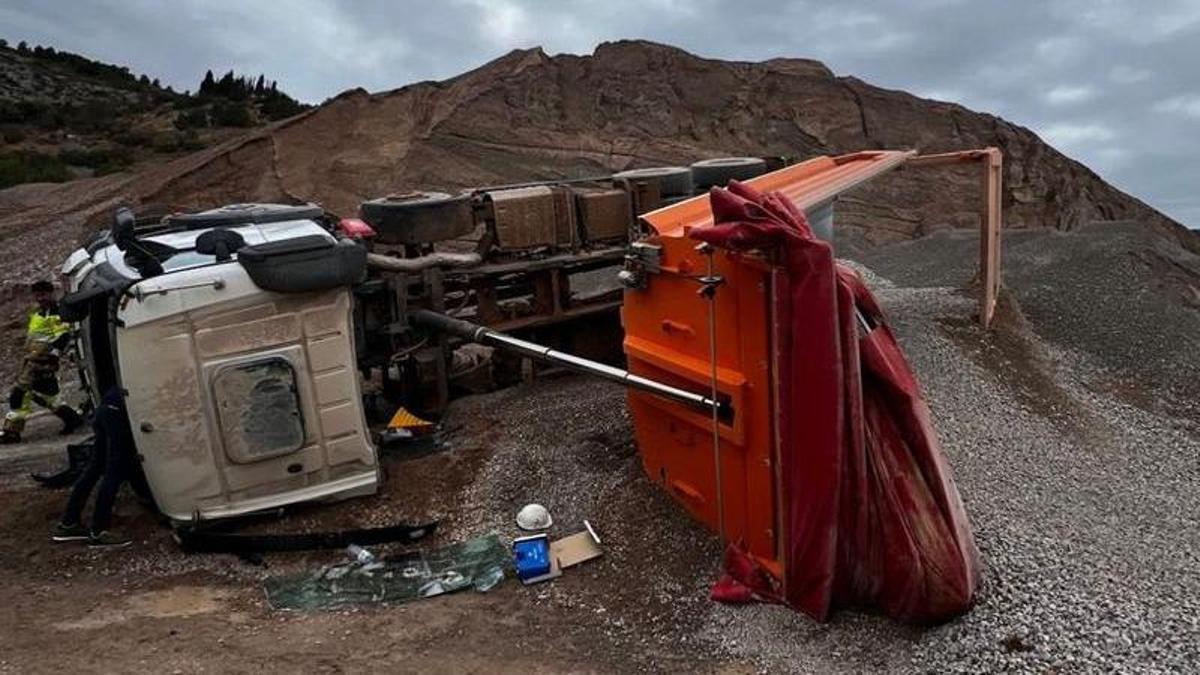 Vuelca un camión en la cantera La Torreta