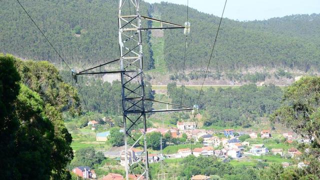 Paso de un tendido eléctrico con su franja de servidumbre por Domaio.