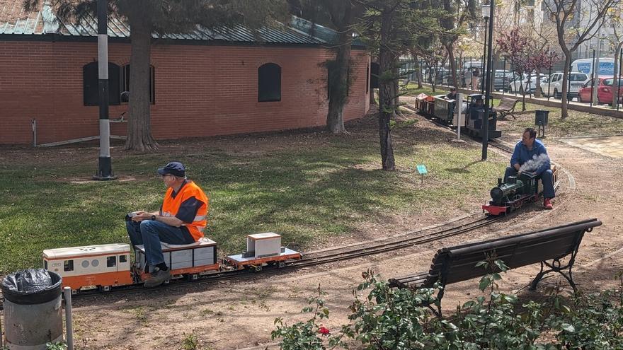 La Fiesta del Tren reúne a más de 200 aficionados en Benicàssim