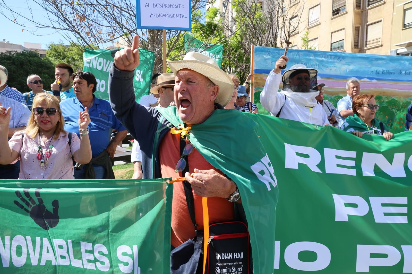 San Miguel de Salinas lleva la protesta contra el proyecto de la planta solar de la desaladora al centro de Alicante