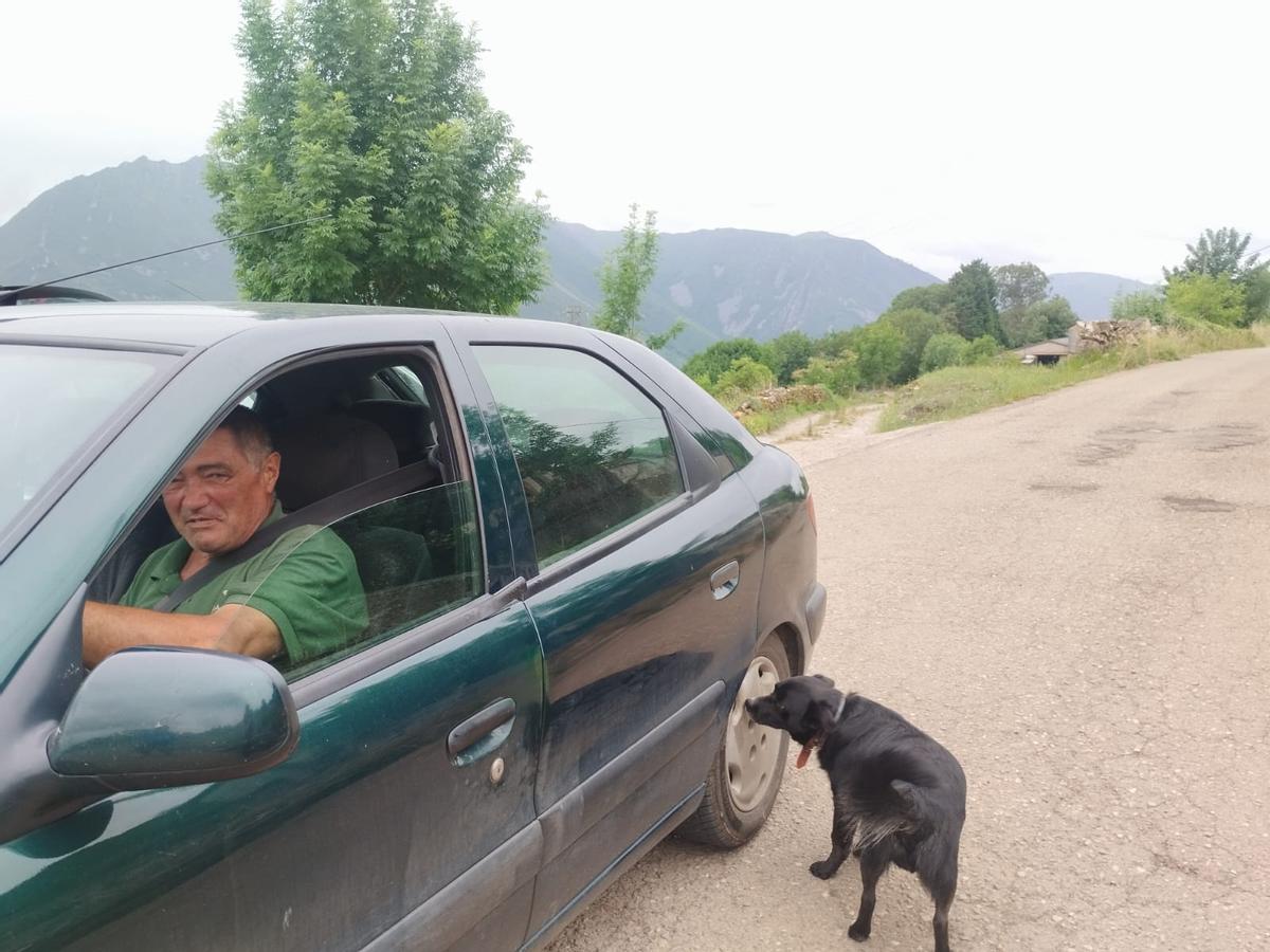 Diego González circula en coche por la SL-7, en Salas.