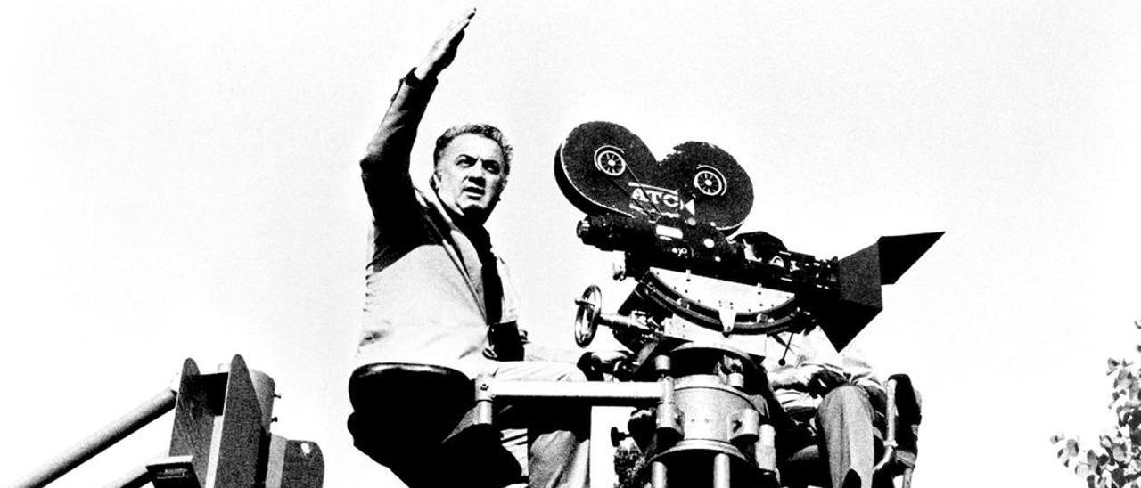 Federico Fellini (1920-1993) durante a rodaxe de Roma (1972).