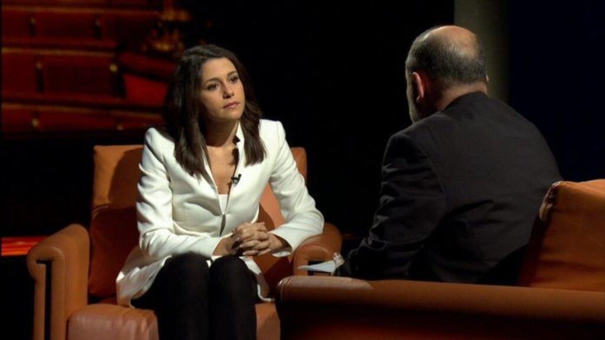 Arrimadas, durante la entrevista de este domingo en TV-3, junto al director de la cadena, Vicent Sanchis.