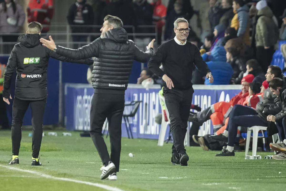 Jon Pérez Bolo, a la derecha de la imagen, junto a Iván Ania en el Huesca-Córdoba CF de este curso.