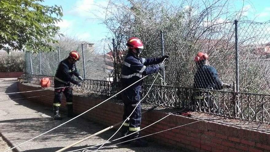 Los bomberos comprueban las cuerdas de sujeción utilizadas.