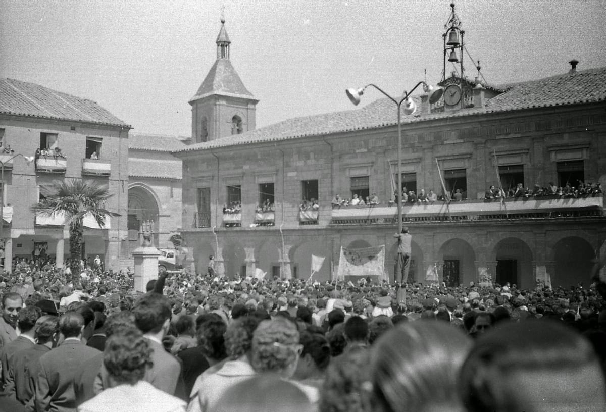 Detalle de la fachada del Ayuntamiento durante la petición del Toro. Año 1960.