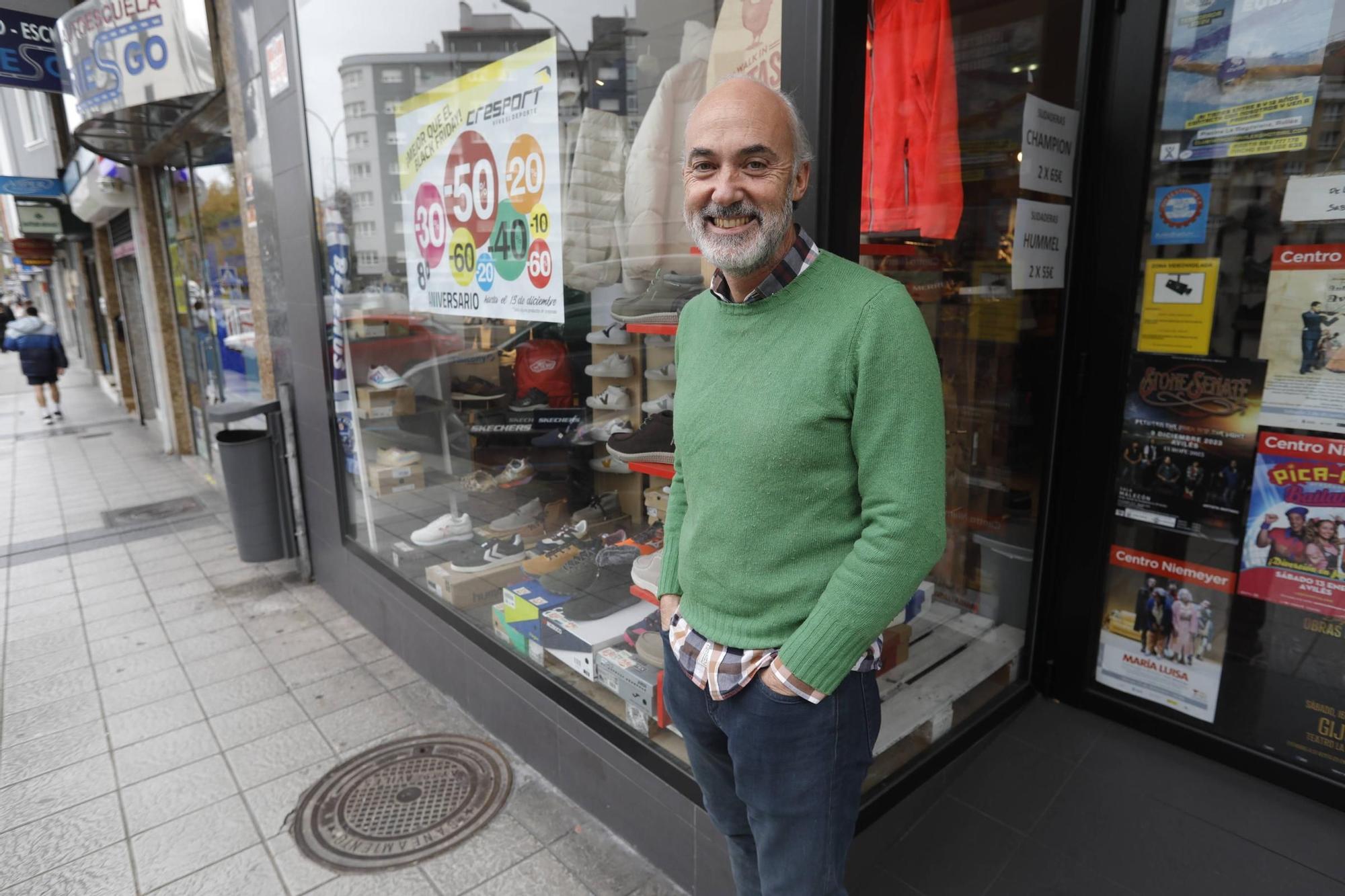 Andrés Crespo a la entrada de su tienda en Avilés