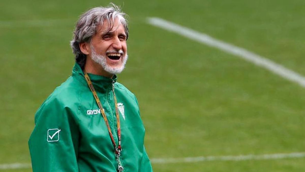 Pablo Alfaro ríe durante un entrenamiento del Córdoba CF.