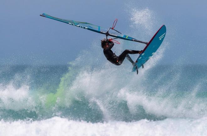 David Jeschke practica windsurf en Cape Town, Sudafrica.