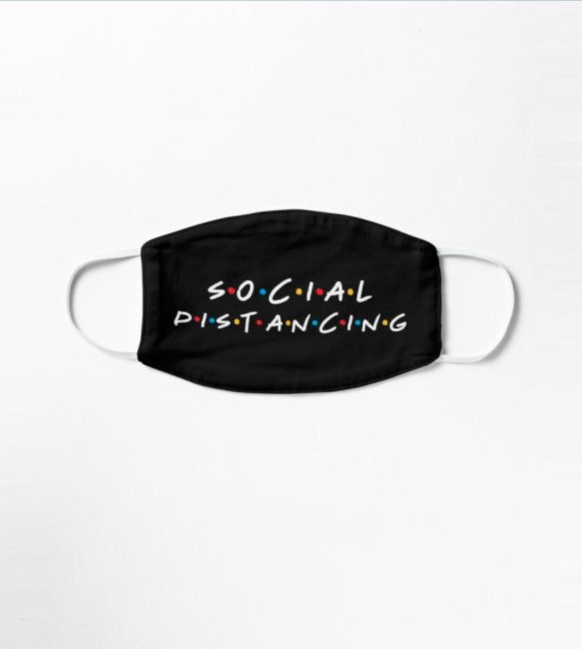 Mascarilla con el mensaje 'Social Distancing' con las letras de 'Friends' a la venta en Redbubble. (Precio: 10,48 euros)