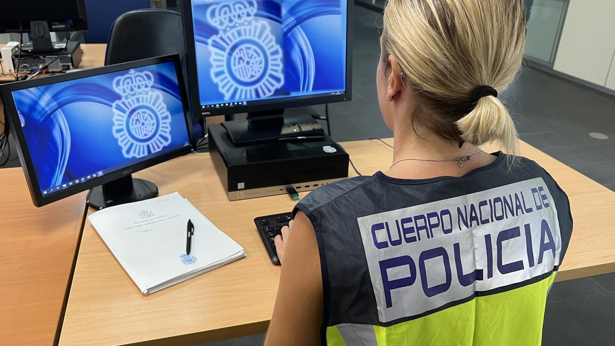 Una policía de la Comisaría de Alicante usando el ordenador en una investigación de delitos informáticos.