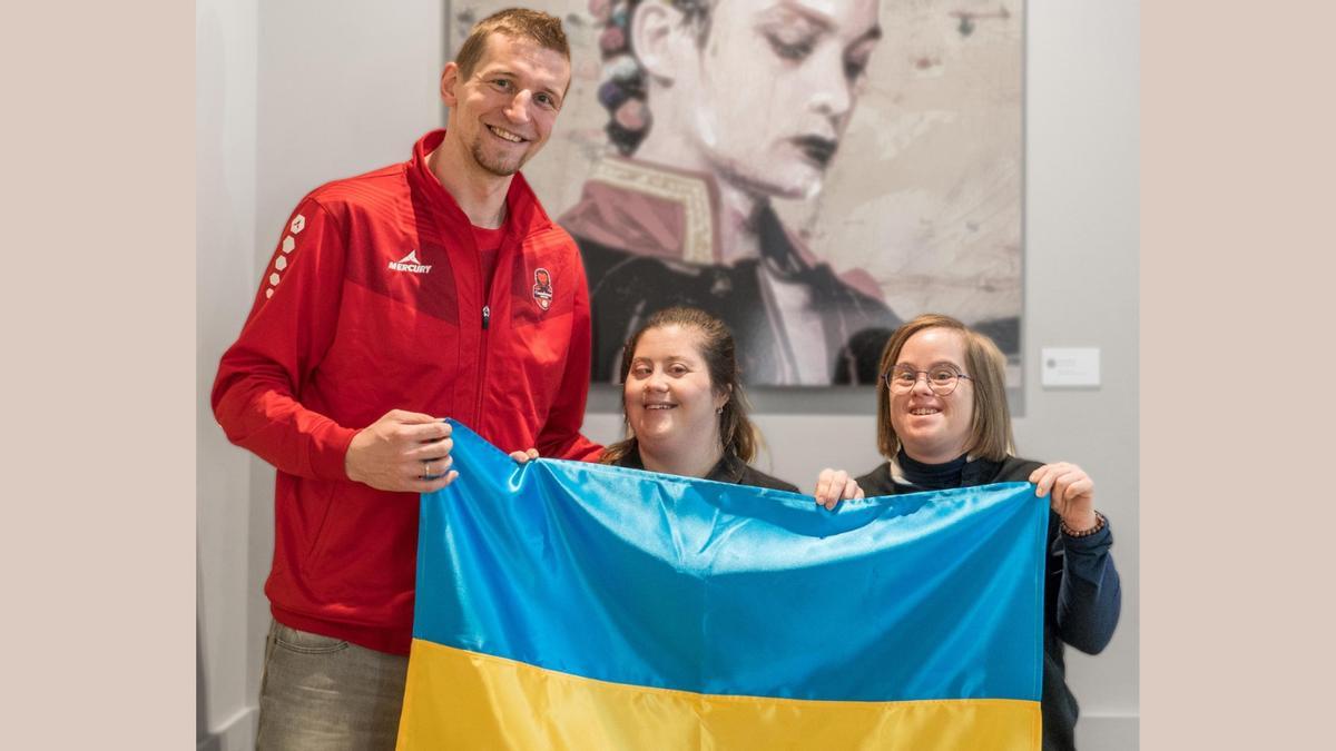 Adam Waczyński junto a María Ruíz y María Izuel, trabajadoras del restaurante