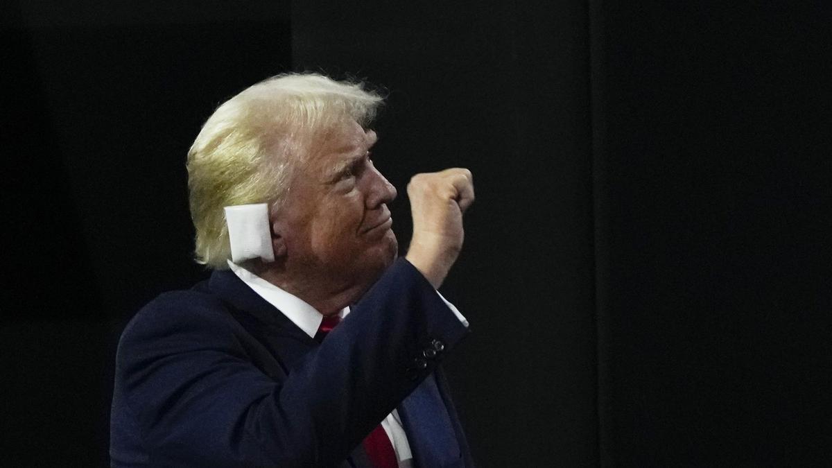 Donald Trump alza el puño durante su aparición en el primer día de la convención republicana, el lunes en Milwaukee.