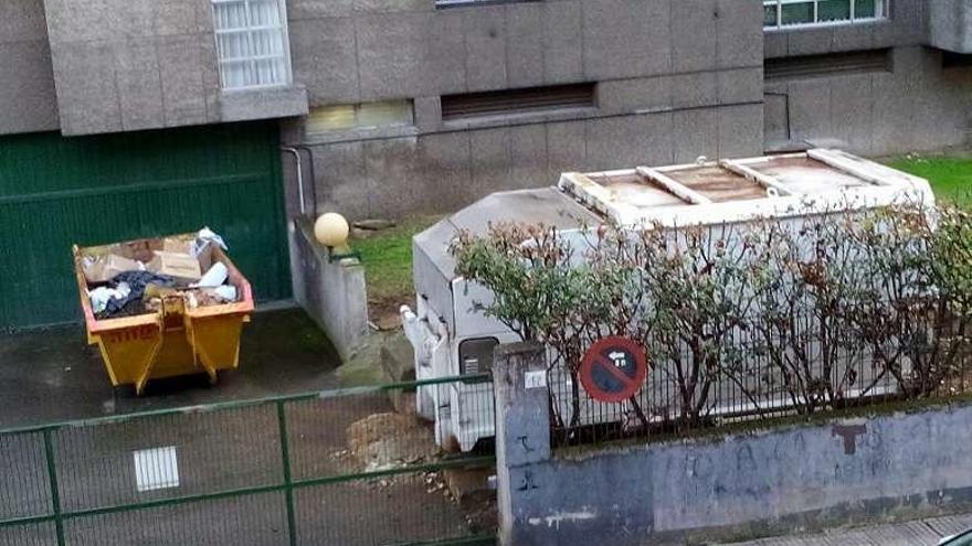 El contenedor de basura objeto de la denuncia del vecino de Montevil.