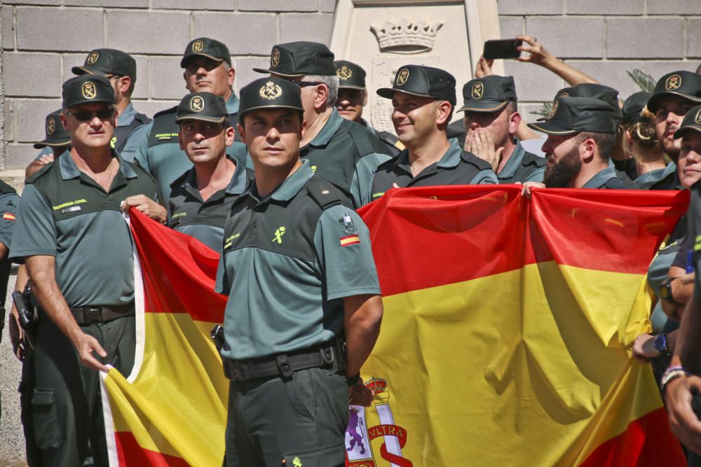 La Guardia Civil, agentes de la Policía Nacional y Local de Torrevieja protagonizaron una concentración de apoyo a la labor de las Fuerzas de Seguridad del Estado en Cataluña