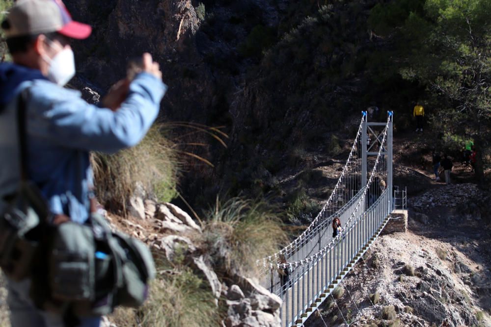 Inauguran el puente colgante de El Saltillo, en la Axarquía