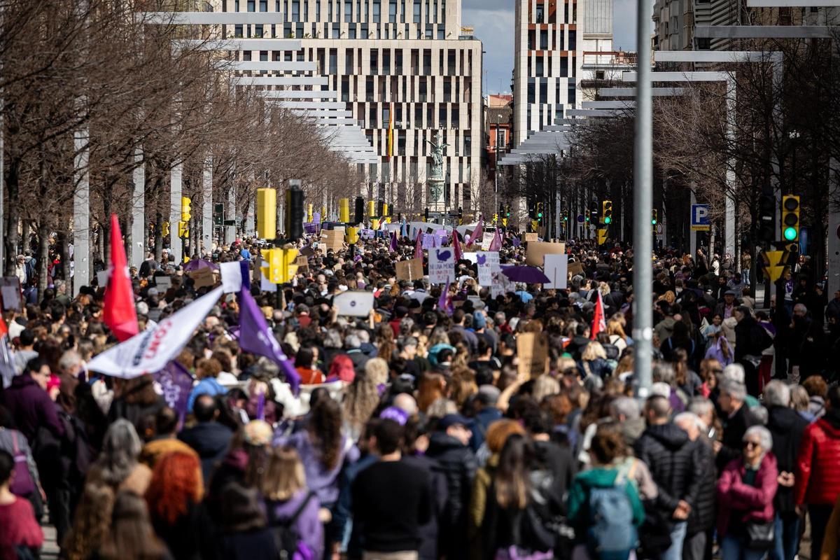 En imágenes | La marea feminista viste de morado el centro de Zaragoza por el 8M