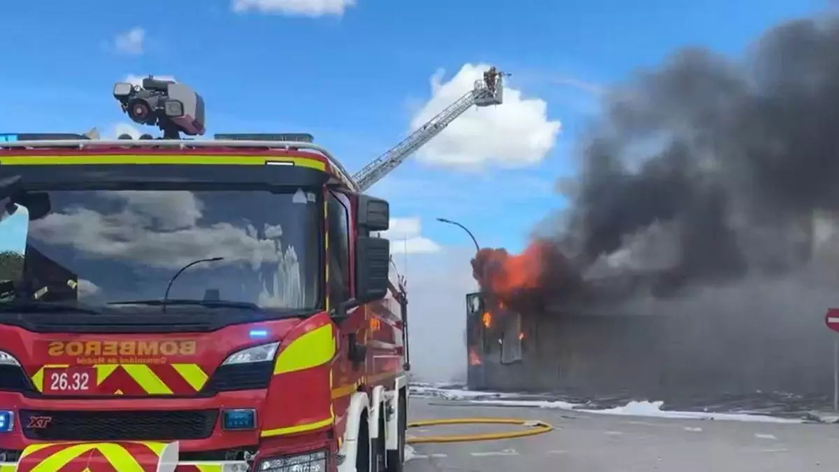 Los bomberos evitan que el incendio en Alcalá de Henares se propague a una gasolinera cercana