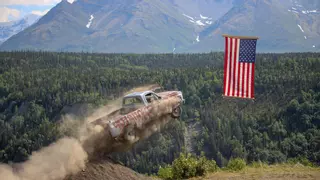 Así se celebra el Día de la Independencia en Alaska: Lanzando vehículos al vacío