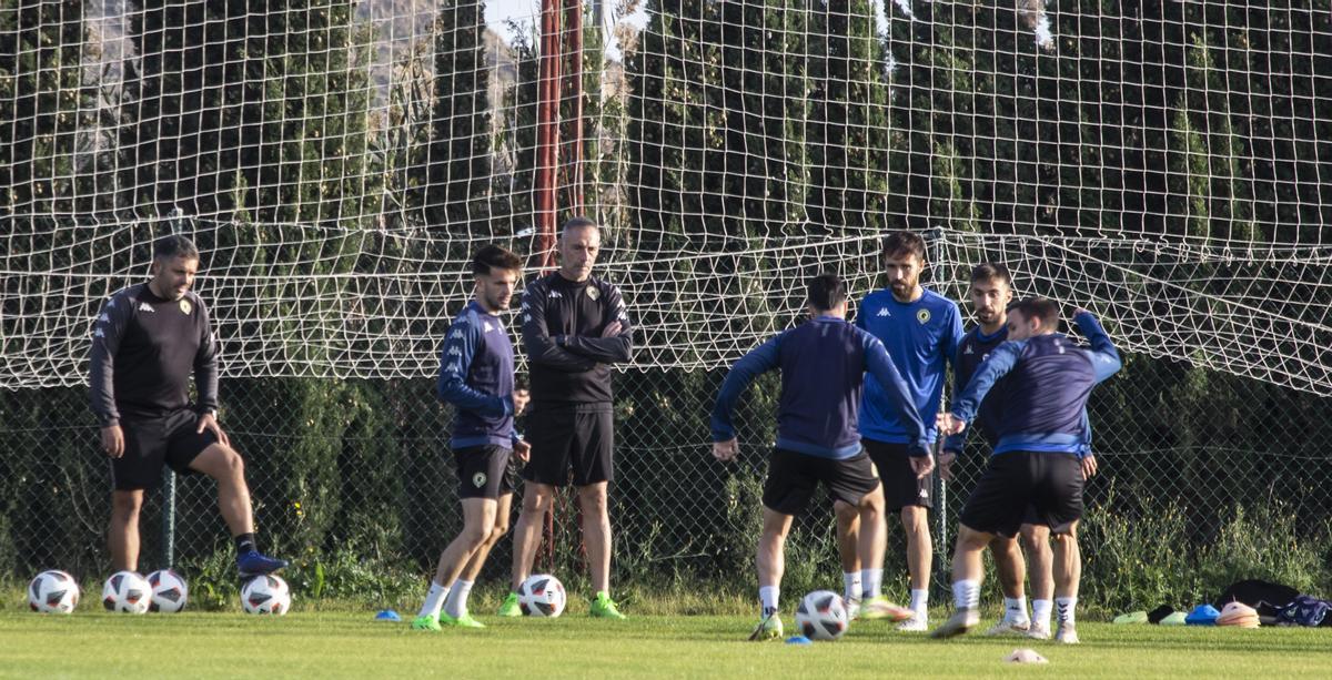 Ángel Rodríguez dirige su último entrenamiento en Fontcalent antes de despedirse de los jugadores.