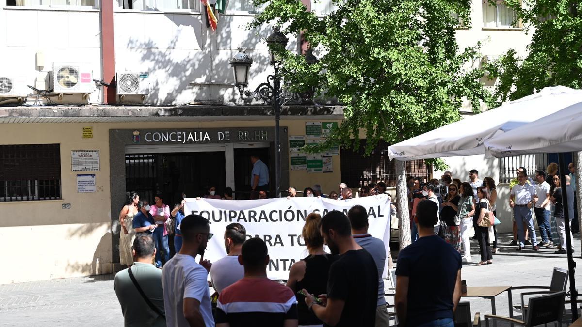 Un grupo de policías locales (de espaldas y de paisano) frente a la manifestación espontánea del resto de empleados municipales, esta mañana.