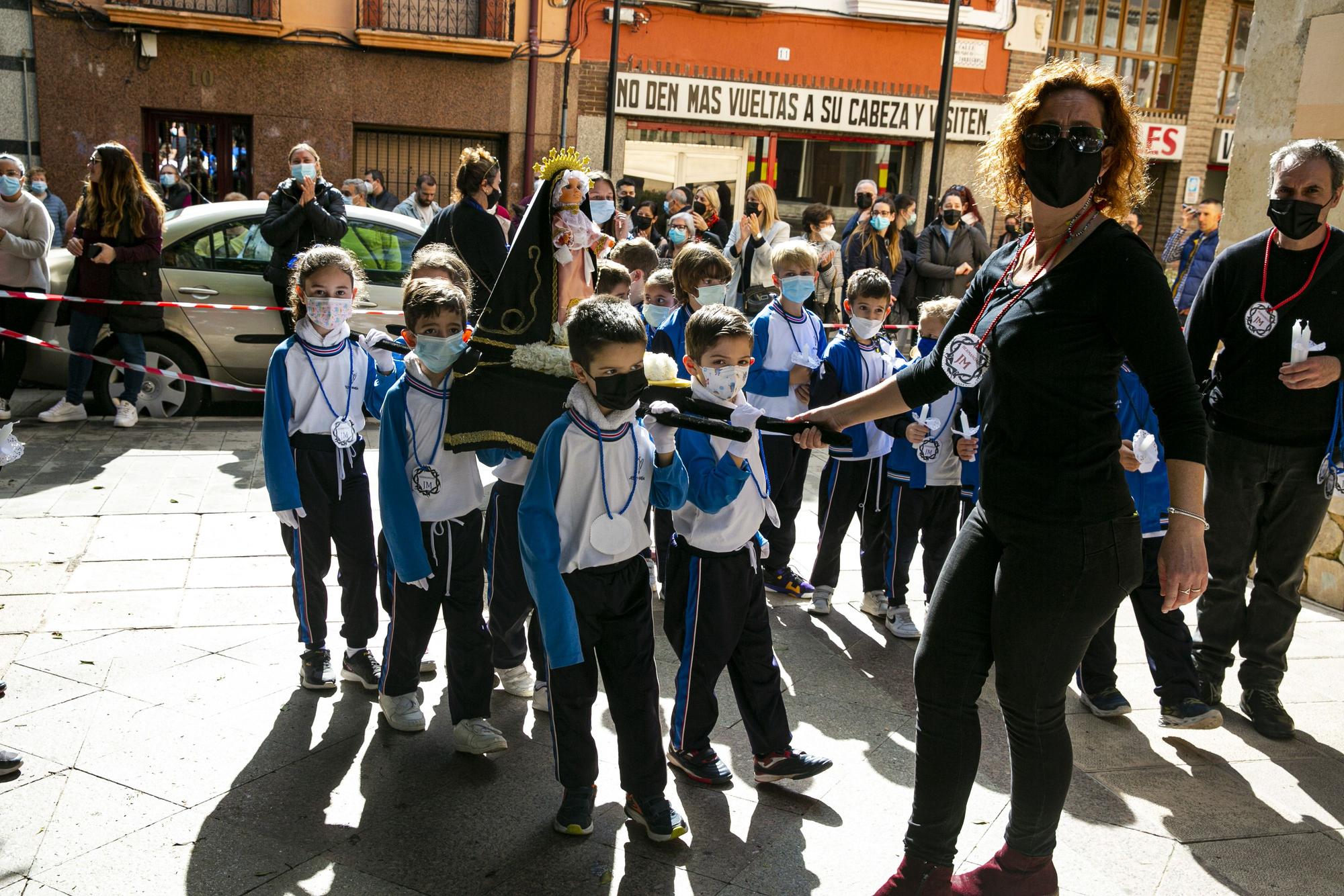 Alumnos de 3 a 16 años del colegio Jesús-María de Villafranqueza sacan seis tronos en procesión