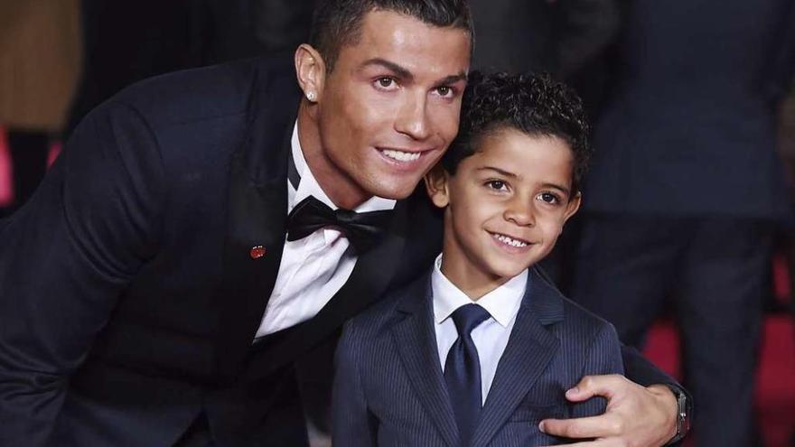 Ronaldo con su hijo, ayer, en el estreno del documental.