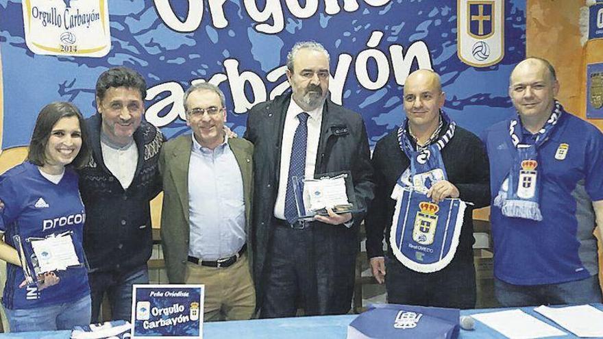 Carlos, Miguel Sanz y Manolo Paredes, con representantes de la peña.