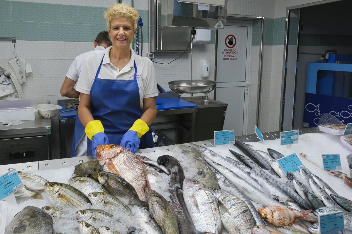 María del Pilar Hernández en la pescadería la Lonja de Taliarte.