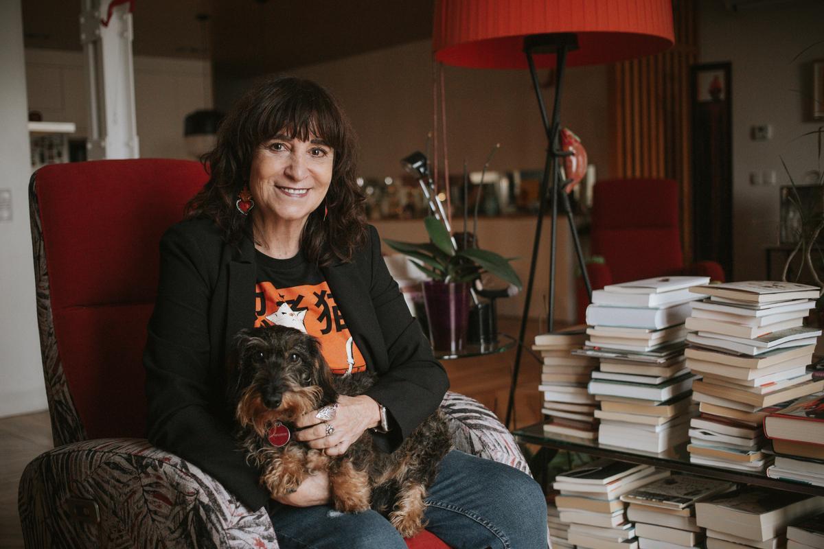 La escritora Rosa Montero, fotografiada en su casa de Madrid con su perra Petra