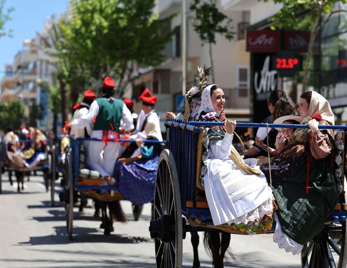Las ‘colles’ de ‘ball pagès’ desfilarán en carro en el Primer Domingo de Mayo.