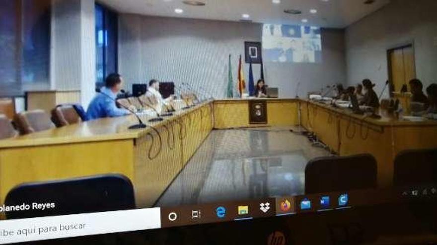 La reunión de ayer, presidida por la Alcaldesa y seguida por videoconferencia por algunos concejales.