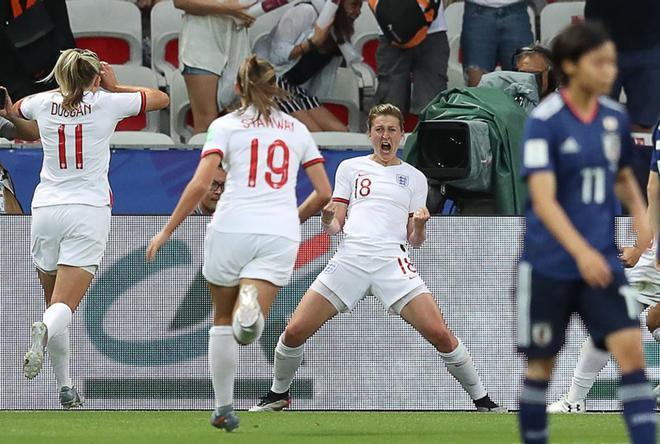 Ellen White (d) de Inglaterra celebra tras anotar un gol durante un partido de la Copa Mundial Femenina de la FIFA 2019 entre Japón e Inglaterra este miércoles, en Niza (Francia).