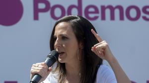 La secretaria general de Podemos y ministra de Derechos Sociales y Agenda 2030, Ione Belarra, interviene en un acto en la Plaza de San Ildefonso, a 2 de mayo de 2023, en Madrid (España).