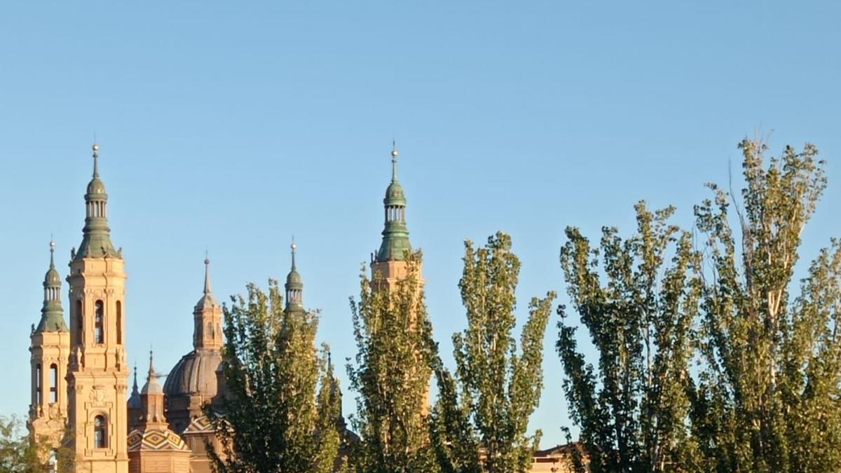 Cielo despejado sobre Zaragoza, este viernes, desde el Centro Natación Helios