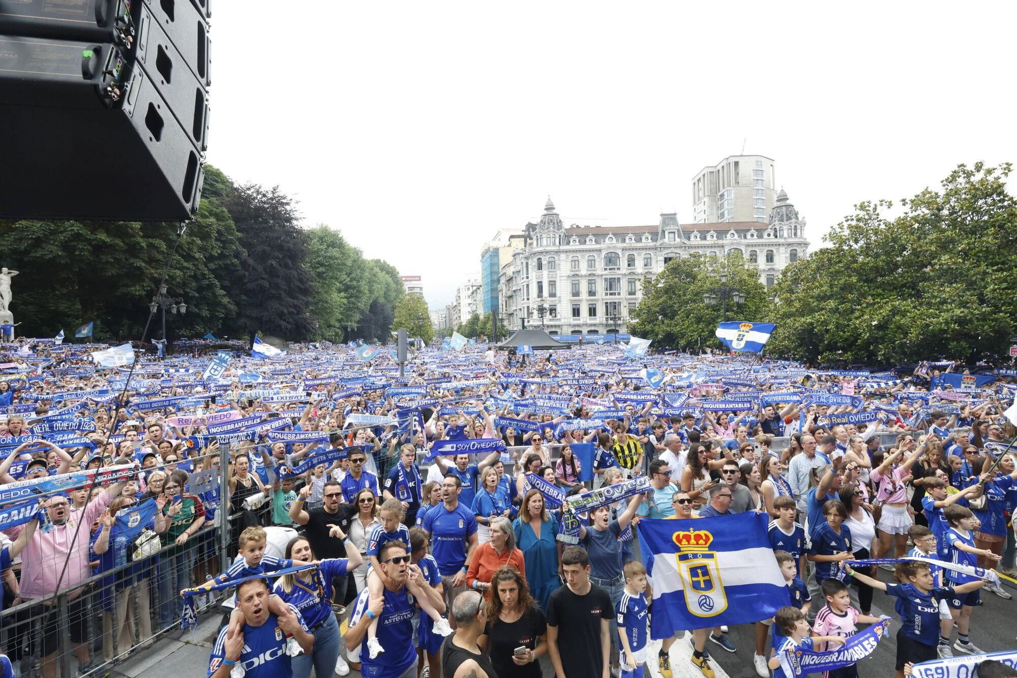 Locura azul en las calles de Oviedo para celebrar el ascenso del equipo a Primera División