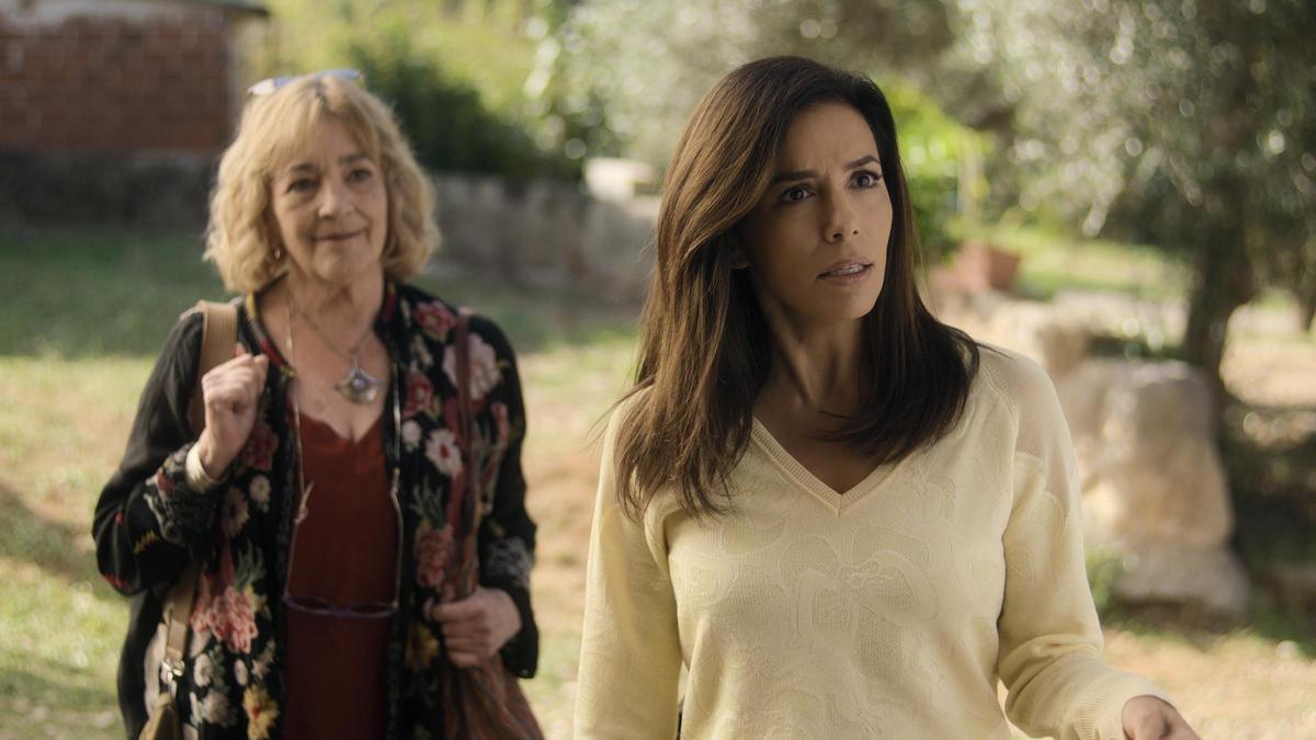 Carmen Maura (Julia) y Eva Longoria (Gala) en una imagen de 'Tierra de mujeres'