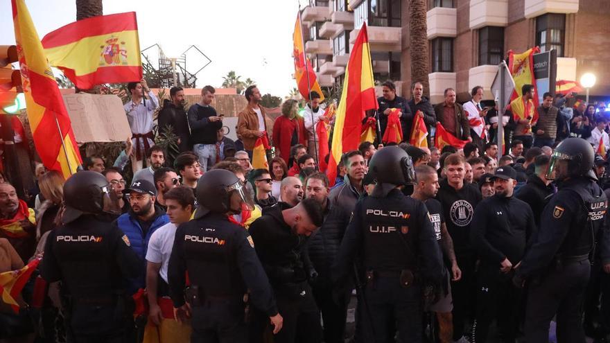 La protesta contra Pedro Sánchez ante la Subdelegación de Gobierno de Málaga, en imágenes