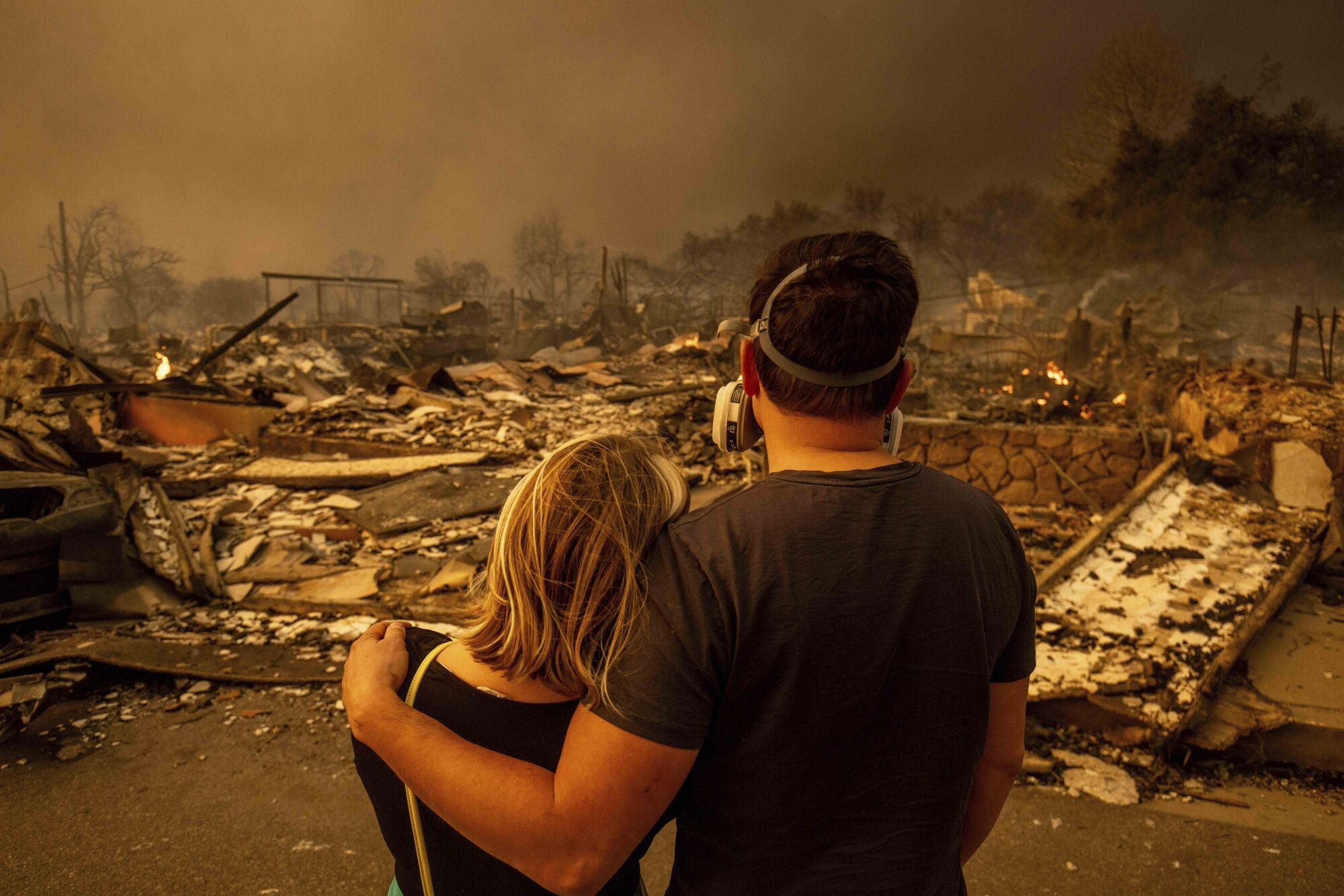 Megan Mantia, left, and her boyfriend Thomas, return to Mantia's fire-damaged home after the Eaton Fire swept through, Wednesday, Jan. 8, 2025 in Altadena, Calif. (AP Photo/Ethan Swope) Associated Press / LaPresse Only italy and Spain. EDITORIAL USE ONLY/ONLY ITALY AND SPAIN