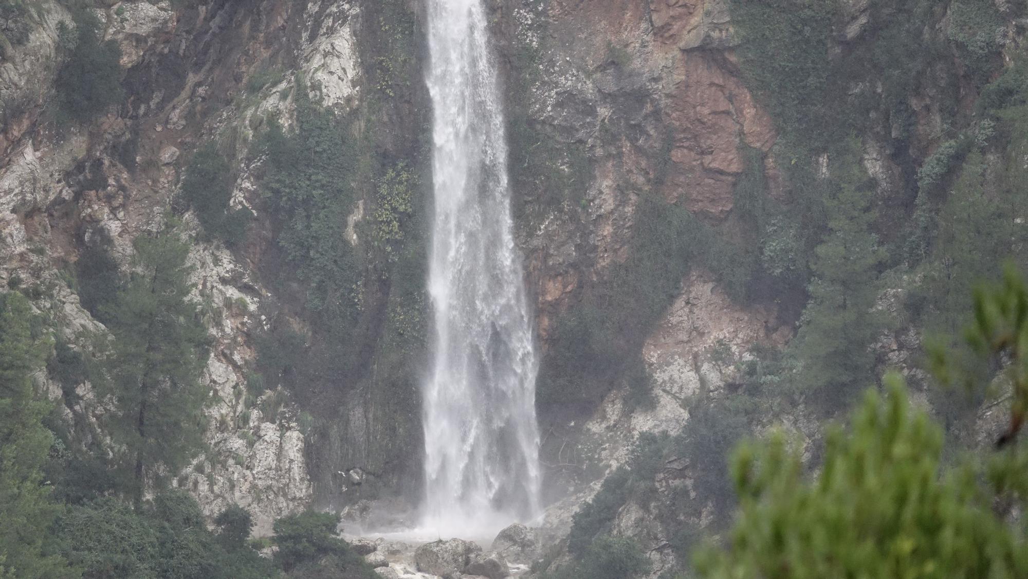 Las lluvias activan el impresionante salto de agua del Torrent des Lli