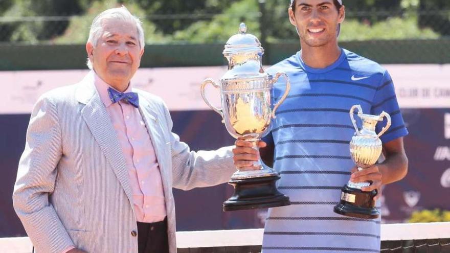 Manuel Sanjurjo entrega la Copa Bedriñana a Mateo Martínez.