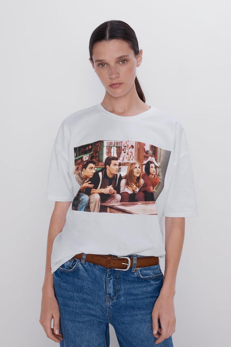 Camiseta de 'Friends' sobre fondo blanco, de Zara