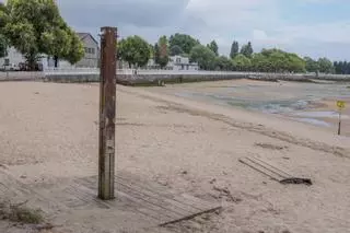 Los bañistas de O Preguntoiro reclaman el arreglo de la pasarela