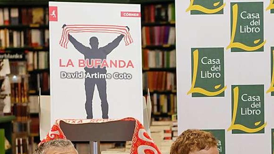 David Artime y Manuel Preciado, durante la presentación de «La Bufanda».