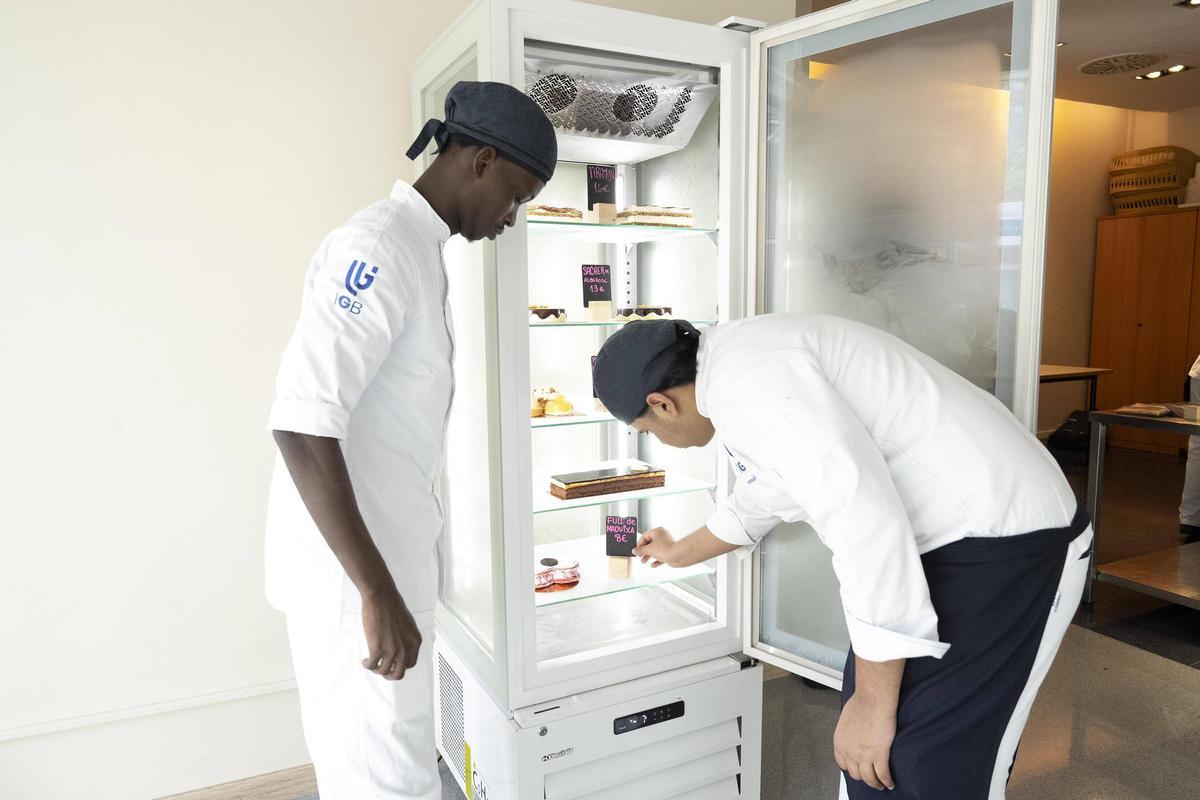Dos alumnos del Institut Gastronòmic de Barcelona en la tienda que tienen abierta al barrio.