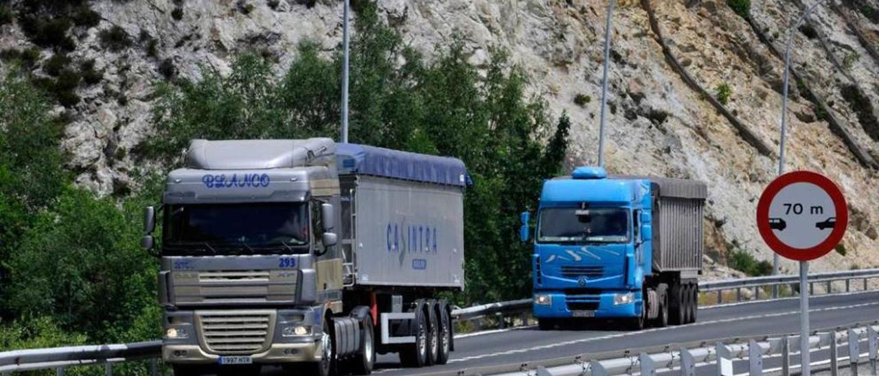 Dos camiones circulan por la autopista del Huerna.