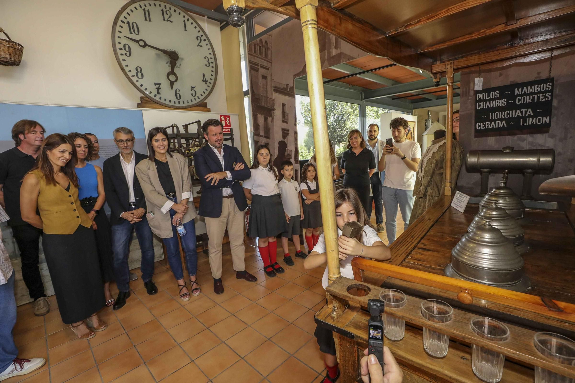Niños con alma de guia turistica en el museo de pusol Elche