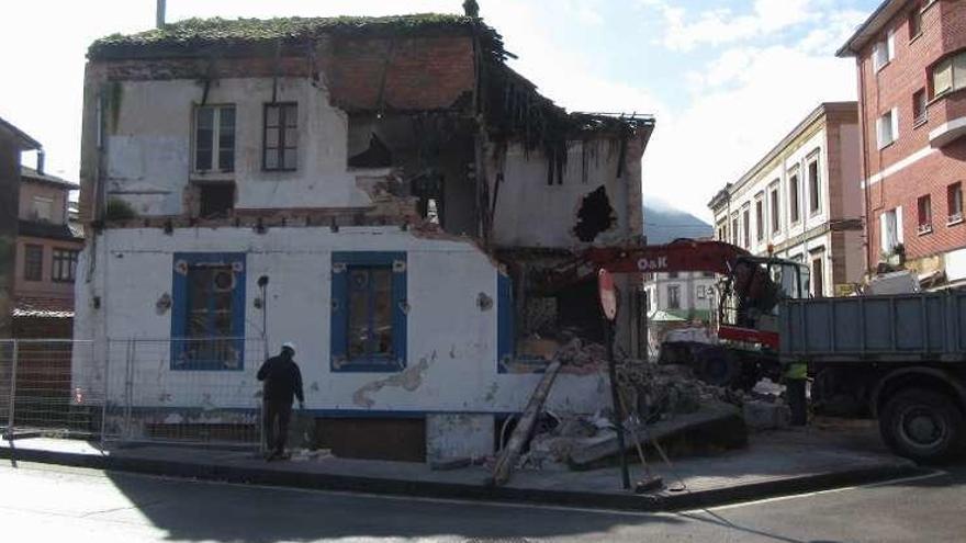 Demolición de la casa, en Cangas de Onís.